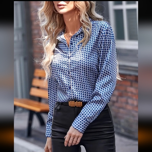 3/$30 Stylish Blue Patterned Women's Top - Picture 4 of 8